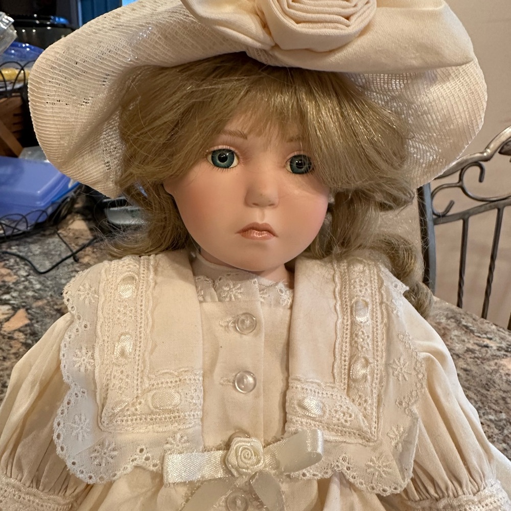 Vintage Georgetown Collection BEAUTIFUL BUTTERCUP Porcelain Pouty Sitting Doll - Picture 6 of 8